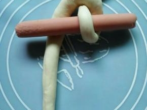 将下面的一根面条插入那个对折点的洞里。