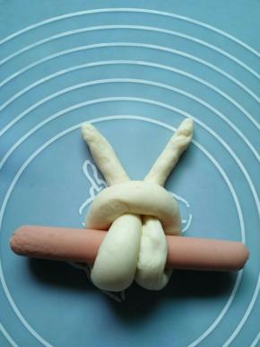 同样插入那个对折的洞里。