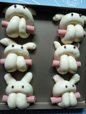 用红豆来点缀眼睛，吃的时候记得拿掉，同时预热烤箱180°。