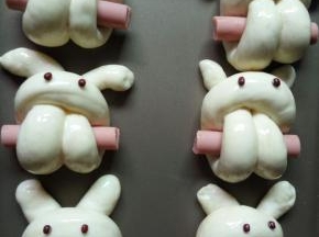用红豆来点缀眼睛，吃的时候记得拿掉，同时预热烤箱180°。