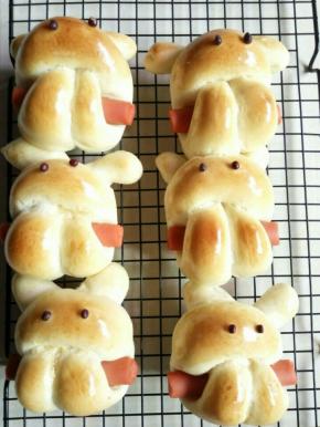 出炉立即放烤架上冷却，凉透了密封保存。