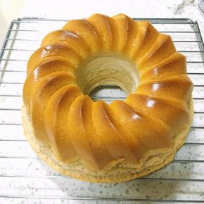 取出倒扣在网架上，摸到模具温热即可脱模。