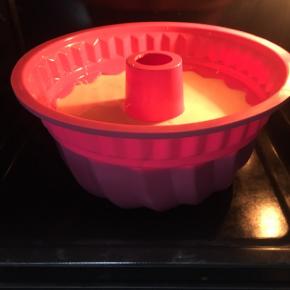 蛋糕糊倒入8寸萨瓦林硅胶模具中，放入烤盘，轻轻磕几下震出大气泡，烤箱提前预热150度，热风循环火，烤1个小时