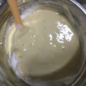 最后把翻拌好的蛋糕糊全部倒入剩下的蛋白霜中，继续翻拌至完全均匀