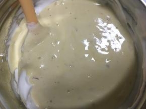 最后把翻拌好的蛋糕糊全部倒入剩下的蛋白霜中，继续翻拌至完全均匀