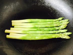 把芦笋放到锅里，小火煎制。