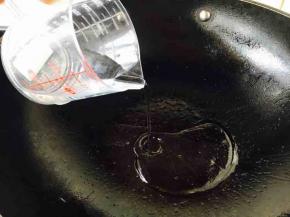 往锅里倒入50ml毫升的水，煮开。