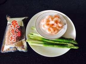 鲜虾剥去虾皮和虾头，挑出虾线，用水焯熟。
准备好煮熟的鲜虾仁和整理好的芦笋，还有木鱼丝，我们就可以操作了。