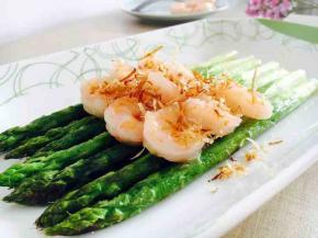 把虾仁摆在芦笋上边，再撒上木鱼丝，这盘芦笋鲜虾仁就做好了。