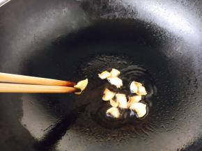 当把姜片煸炒到金黄色时，把姜片捞出，锅里留底油。