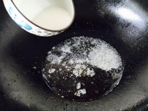 放一小捏盐，一小捏白糖调味，倒入水淀粉勾薄芡。