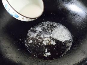 放一小捏盐，一小捏白糖调味，倒入水淀粉勾薄芡。