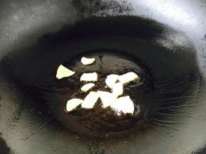 锅里放少许油，放入姜片。