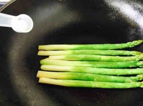 在芦笋表面撒上一小捏盐入味。