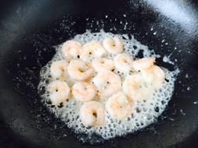 倒入虾仁，翻炒均匀即可。