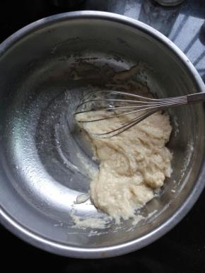 加入85克低筋面粉，用手动打蛋器拌匀，不能画圈，会使面糊起筋的。