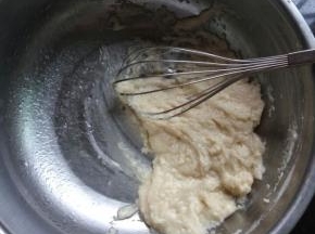 加入85克低筋面粉，用手动打蛋器拌匀，不能画圈，会使面糊起筋的。
