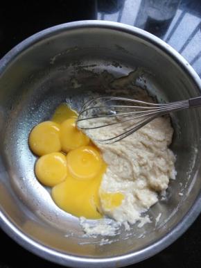 蛋黄分离到面糊盆里，用手动打蛋器Z字形翻拌均匀。