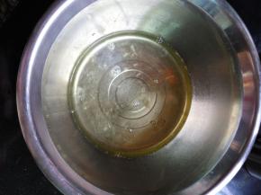 装蛋白的盆里必须无水无油也不能有丁点蛋黄，不然蛋白霜会失败的。