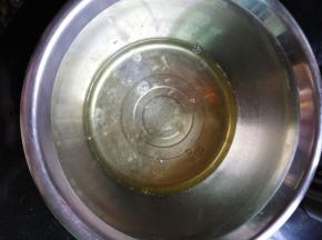 装蛋白的盆里必须无水无油也不能有丁点蛋黄，不然蛋白霜会失败的。