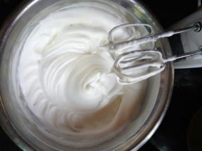 蛋白盆里加几滴白醋，中速打发，出现大鱼眼泡的时候加入1/3的细砂糖，继续中速打发，出现细腻的泡沫时加入1/3的细砂糖，再继续用中速打发，打到蛋白有弯钩的时候加入最后的1/3细砂糖，直到硬性发泡。（此时预热烤箱150度）