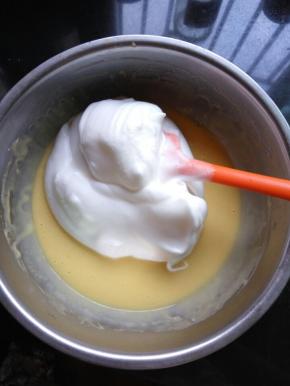 取1/3的蛋白霜放入蛋黄糊里，翻拌均匀，采用上下翻拌或者切拌，千万别画圈，会消泡的，出来的蛋糕会回缩和塌陷。