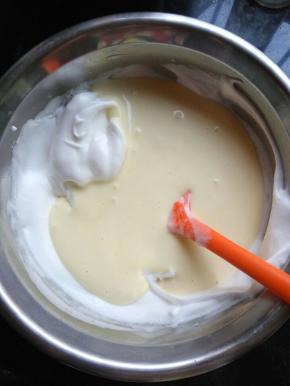 把蛋黄糊再倒回蛋白霜盆里，翻拌均匀，手法同上。