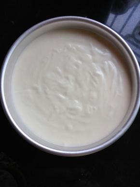 然后从高处把蛋黄糊倒入八寸模具里，再轻震两下，除去大气泡。