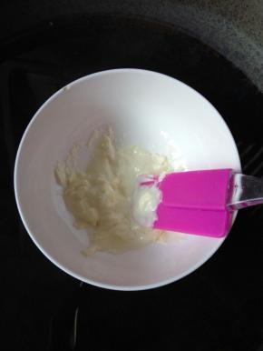 B等待的时候做贝壳，先把20克白巧克力切碎放入碗里，再放到锅里，加热融化成液体。（水的温度在50度左右）