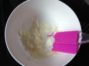 B等待的时候做贝壳，先把20克白巧克力切碎放入碗里，再放到锅里，加热融化成液体。（水的温度在50度左右）
