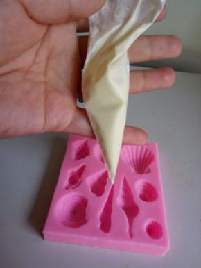 然后装入一次性裱花袋里。