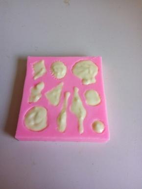 剪个细小口，挤到贝壳模具里，放冰箱冷冻即可。