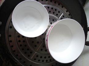 C接着做蓝色酒冻层：先取一大一小的碗，大碗里加入100克雪碧，小碗里加入50克雪碧。