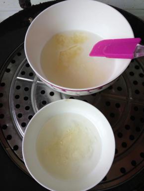 把两个碗放锅上加热，然后将提前用冷水泡软的吉利丁片放入雪碧里，5克吉利丁片放小碗里，15克吉利丁片放大碗里。直到完全溶解。