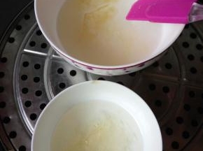 把两个碗放锅上加热，然后将提前用冷水泡软的吉利丁片放入雪碧里，5克吉利丁片放小碗里，15克吉利丁片放大碗里。直到完全溶解。