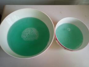 将两个碗放室温晾凉，小碗里加入50克的鸡尾酒，大碗里加入200克鸡尾酒和一滴蓝色食用色素，搅拌均匀。放冰箱冷藏。