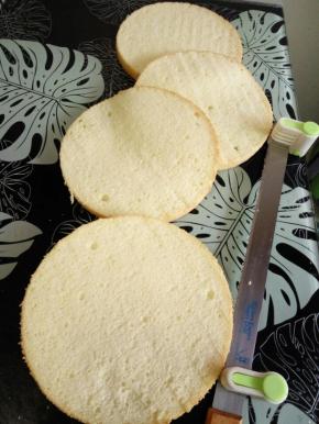 、D接着做酸奶慕斯层：戚风冷透，脱模，用分片器的来辅助分层，取3片即可。