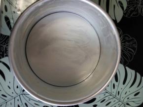 用软化的黄油把模具涂抹一遍，防粘。