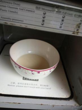 将酸奶分60克倒入小碗里，放微波炉里加热，20秒即可，再把提前用冷水泡软的20克吉利丁片放入碗里。