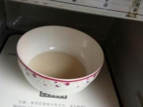 将酸奶分60克倒入小碗里，放微波炉里加热，20秒即可，再把提前用冷水泡软的20克吉利丁片放入碗里。