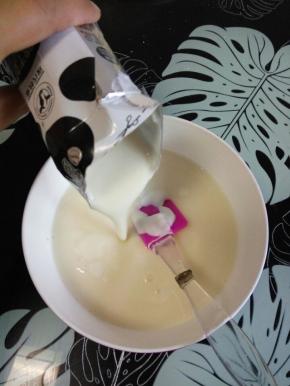 凉了之后，再把剩下的酸奶全部加入，搅拌均匀。