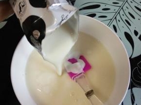 凉了之后，再把剩下的酸奶全部加入，搅拌均匀。