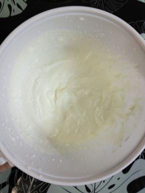 把80克细砂糖倒入200克淡奶油中，用中速打发，呈奶昔状的奶油糊即可。