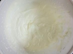 把80克细砂糖倒入200克淡奶油中，用中速打发，呈奶昔状的奶油糊即可。