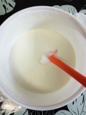 把酸奶全部倒入奶油糊里，搅拌均匀。