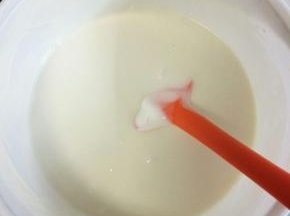 把酸奶全部倒入奶油糊里，搅拌均匀。