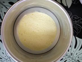 取一片蛋糕片放入八寸圆模中。