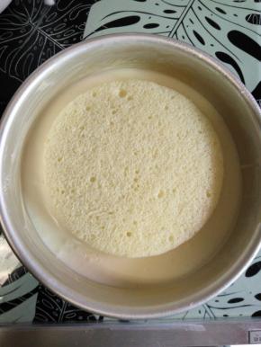 再放上第二片蛋糕片，再倒入一小部分慕斯糊。