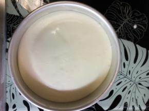 最后放上第三片蛋糕片，倒入剩余的慕斯糊，放冰箱冷藏4小时。