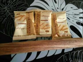 E做沙滩层，把饼干用擀面杖擀碎。